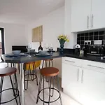 No 1 Marina Walk By Ssw 3Br, Free Parking, Sleeps 5 Close To Marina, City Centre, Beach And M4