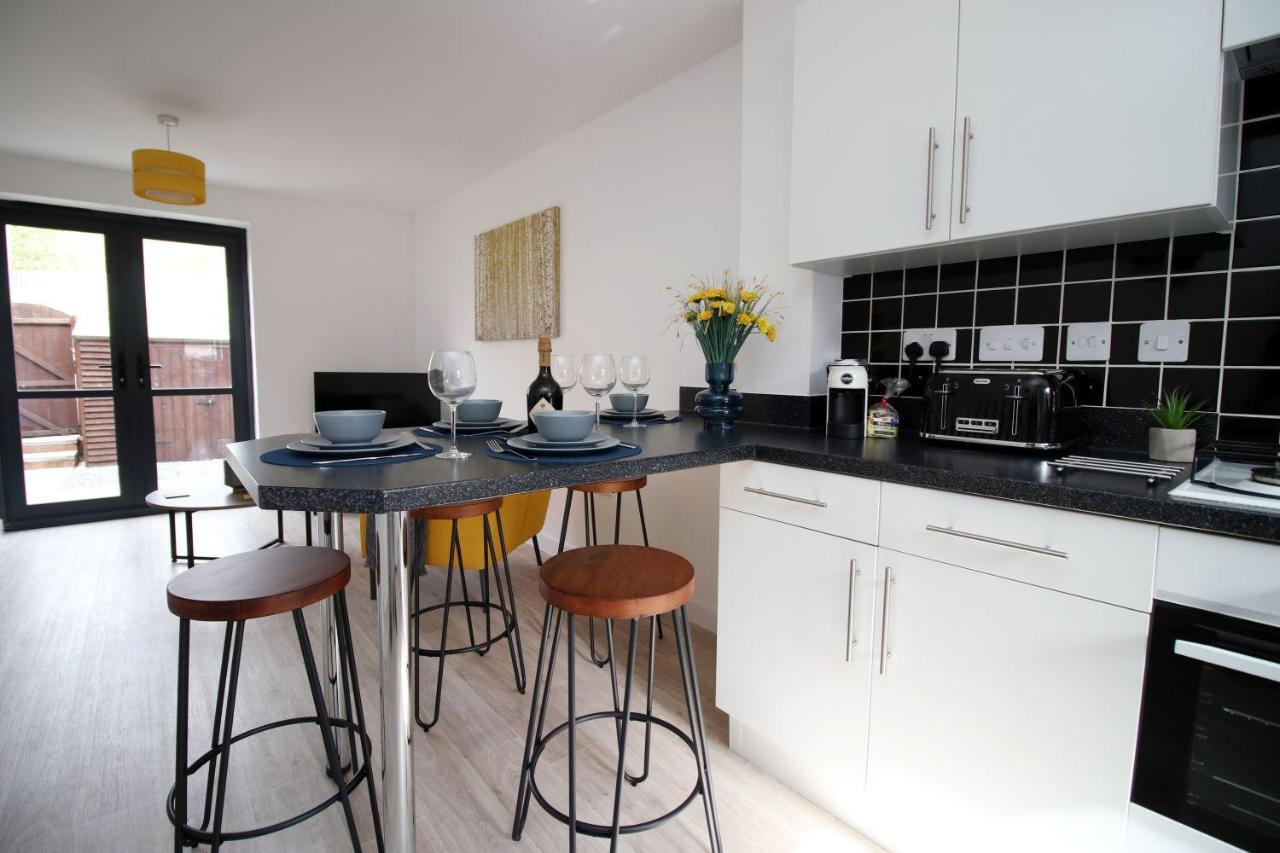 Apartment No 1 Marina Walk By Ssw 3br, Free Parking, Sleeps 5 Close To Marina, Centre, And M4