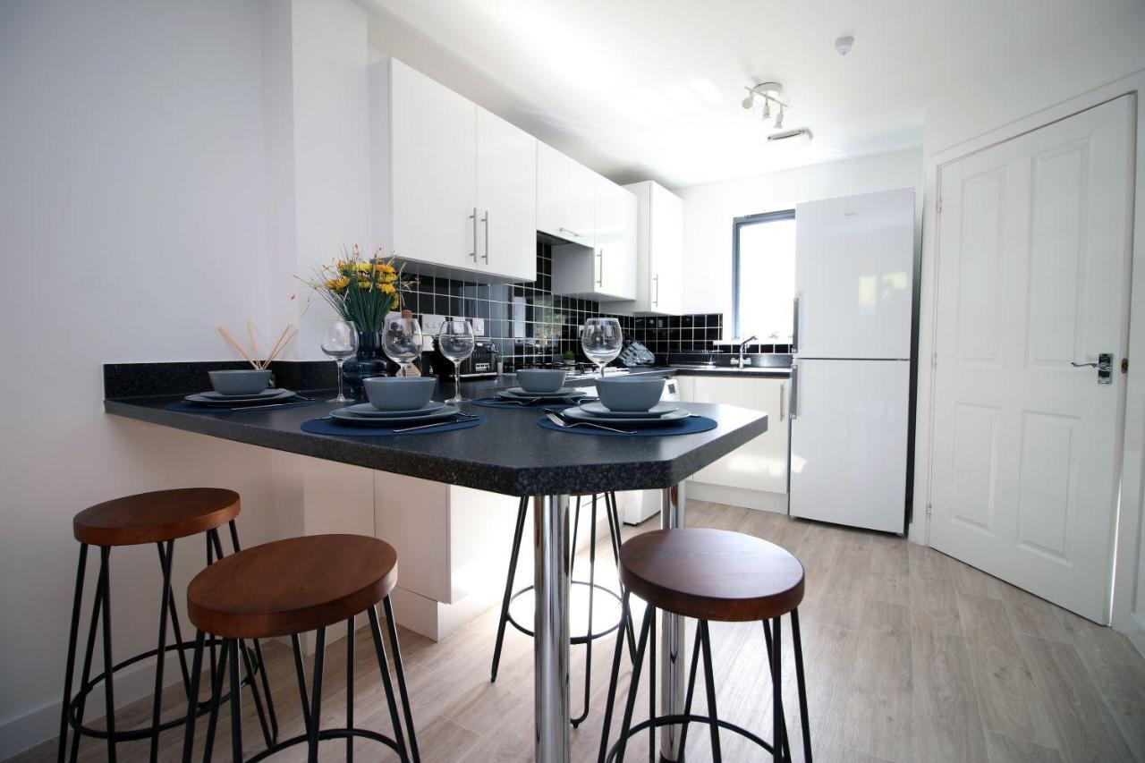 Apartment No 1 Marina Walk By Ssw 3br, Free Parking, Sleeps 5 Close To Marina, Centre, And M4