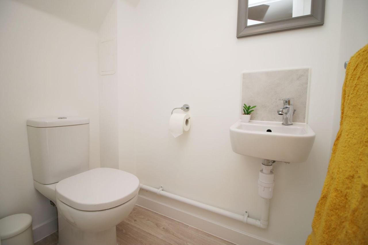 Apartment No 1 Marina Walk By Ssw 3br, Free Parking, Sleeps 5 Close To Marina, Centre, And M4
