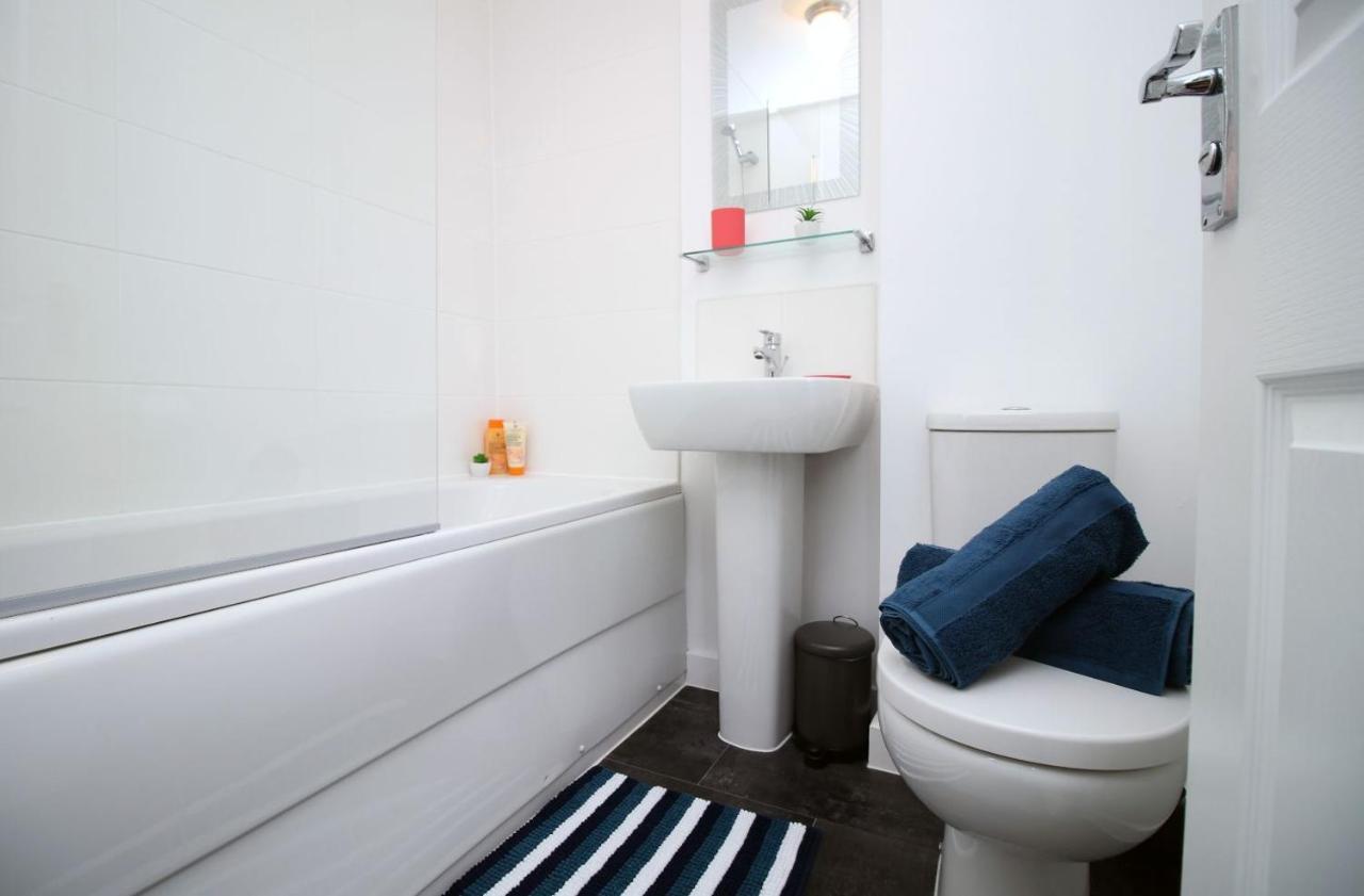 Apartment No 1 Marina Walk By Ssw 3br, Free Parking, Sleeps 5 Close To Marina, Centre, And M4